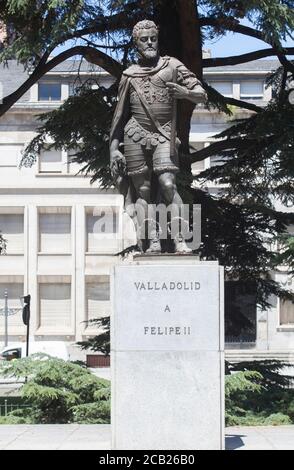 Statua di Filippo II di Spagna, scolpita da Francisco Coullaut nel 1964. Piazza San Pablo, Valladolid, Spagna Foto Stock
