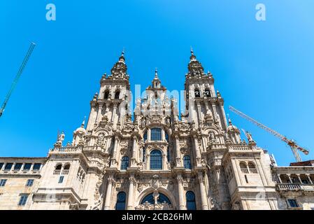 Vista ad angolo basso della facciata principale della Cattedrale di Santiago de Compostela durante lavori di ristrutturazione Foto Stock