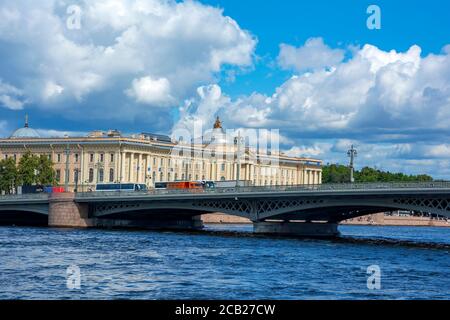 San Pietroburgo, il ponte Blagoveshchensk e l'Accademia delle arti, il paesaggio di San Pietroburgo Foto Stock