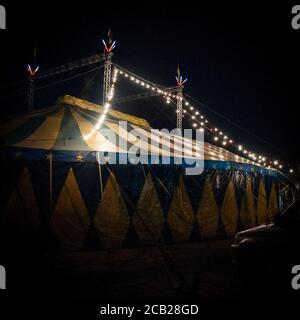 Tenda Circus di notte gialla e blu Foto Stock