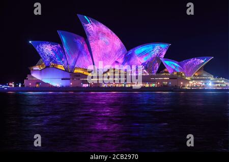 Sydney, Australia - Maggio 28 2019: La Sydney Opera House di notte, illuminata da splendidi colori per il festival 'Vivid Sydney' Foto Stock