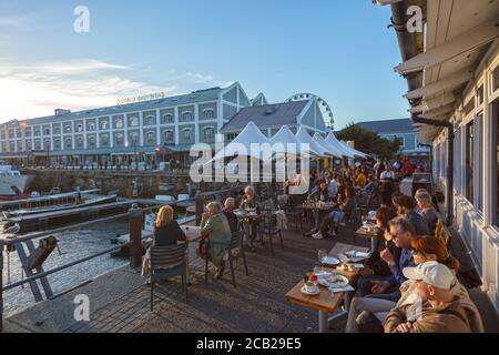 Le persone che godono di un bel tramonto al ristorante Foto Stock