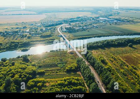 Panorama aereo di ponte sul fiume tra verde paesaggio estivo, viaggio e concetto di libertà. Foto Stock