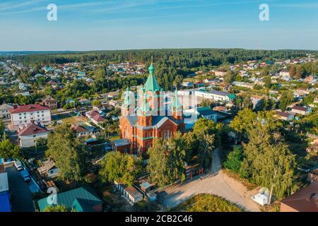 Russia, Zadonsk. Cattedrale della Santissima Trinità nel monastero della Trinità di Zadonsk, vista aerea dal drone. Foto Stock