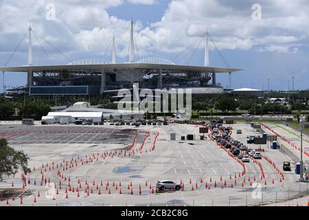 Miami Gardens Beach, Florida, Stati Uniti. 09 agosto 2020. Le vetture aspettano in fila al Coronavirus (COVID-19) drive up sito di test, istituito nel parcheggio dell'Hard Rock Stadium come la Florida ha segnalato più di 6,229 nuovi casi COVID-19 Domenica, portando il totale dello stato a più di 532,806 casi di COVID-19 il 9 agosto 2020 a Miami Gardens, Florida. Credit: Mpi04/Media Punch/Alamy Live News Foto Stock