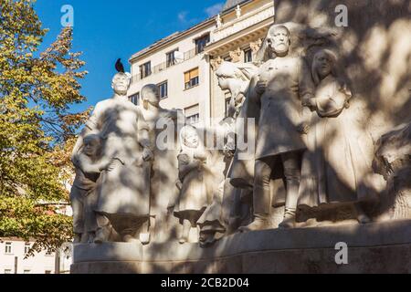 Budapest, Ungheria. 2019 ottobre: Primo piano Statua di Mihaly Vorosmarty e persone che camminano vicino sulla piazza Vorosmarty, piazza centrale di Budapest Foto Stock