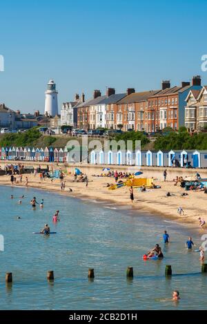 Southwold Beach, vista in estate di persone che godono di una giornata sulla spiaggia di North Parade a Southwold, Suffolk, East Anglia, Inghilterra, Regno Unito. Foto Stock