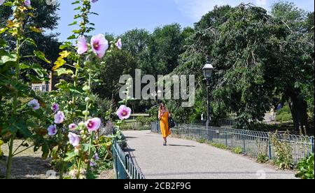 Brighton UK 10 agosto 2020 - i visitatori godono del sole caldo nei Royal Pavilion Gardens di Brighton, mentre le temperature raggiungono di nuovo gli anni 30 in alcune parti del Sud Est : Credit Simon Dack / Alamy Live News Foto Stock