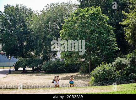 Brighton UK 10 agosto 2020 - i visitatori godono del sole caldo nei Royal Pavilion Gardens di Brighton, mentre le temperature raggiungono di nuovo gli anni 30 in alcune parti del Sud Est : Credit Simon Dack / Alamy Live News Foto Stock