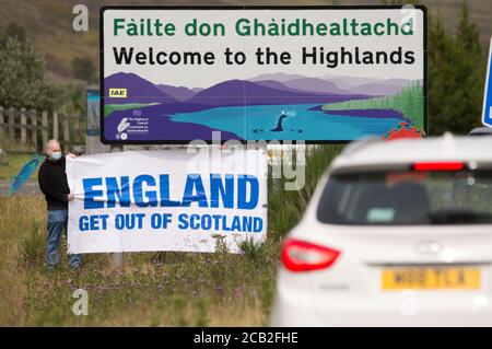 Confine con la regione delle Highland, passo di Drumochter, Scozia, Regno Unito. 10 agosto 2020 nella foto: Sean Clerkin of Action for Scotland sta protestando oggi al confine con la regione delle Highland, chiedendo al primo ministro, Nicola Sturgeon, di impedire alle persone provenienti dall'Inghilterra di recarsi nelle Highlands e nelle isole per impedire che la diffusione della COVID-19 avvenga in questa parte della Scozia attraverso viaggi non essenziali. Sean ha detto: Solo la gente locale che vive nelle isole dovrebbe essere autorizzata a viaggiare per le isole traghetto. Credit: Colin Fisher/Alamy Live News. Foto Stock