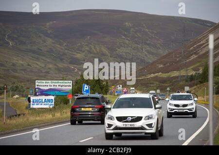 Confine con la regione delle Highland, passo di Drumochter, Scozia, Regno Unito. 10 agosto 2020 nella foto: Sean Clerkin of Action for Scotland sta protestando oggi al confine con la regione delle Highland, chiedendo al primo ministro, Nicola Sturgeon, di impedire alle persone provenienti dall'Inghilterra di recarsi nelle Highlands e nelle isole per impedire che la diffusione della COVID-19 avvenga in questa parte della Scozia attraverso viaggi non essenziali. Sean ha detto: Solo la gente locale che vive nelle isole dovrebbe essere autorizzata a viaggiare per le isole traghetto. Credit: Colin Fisher/Alamy Live News. Foto Stock