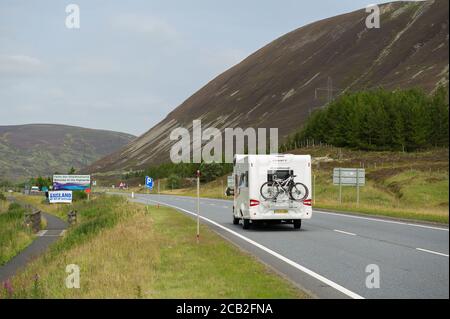 Confine con la regione delle Highland, passo di Drumochter, Scozia, Regno Unito. 10 agosto 2020 nella foto: Sean Clerkin of Action for Scotland sta protestando oggi al confine con la regione delle Highland, chiedendo al primo ministro, Nicola Sturgeon, di impedire alle persone provenienti dall'Inghilterra di recarsi nelle Highlands e nelle isole per impedire che la diffusione della COVID-19 avvenga in questa parte della Scozia attraverso viaggi non essenziali. Sean ha detto: Solo la gente locale che vive nelle isole dovrebbe essere autorizzata a viaggiare per le isole traghetto. Credit: Colin Fisher/Alamy Live News. Foto Stock