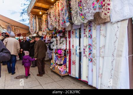 BUDAPEST, UNGHERIA - 15 marzo 2019: Tessuti di souvenir con ricami sul mercato di Budapest a Buda Castel a Budapest Foto Stock