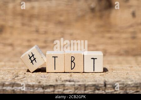 Cubi di legno con un hashtag e la parola TBT, buttare indietro, sfondo di concetto di social media Foto Stock