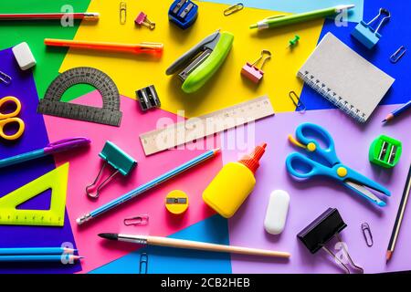 vari accessori per lo studio su sfondo multicolore. concetto di ritorno a scuola Foto Stock
