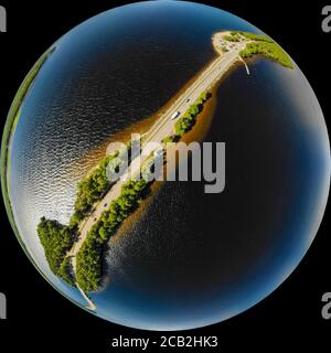 Vista panoramica aerea sotto forma di piccolo pianeta del crinale di Pulkkilanharju sul lago Paijanne, Parco Nazionale di Paijanne, Finlandia. Fotografia drone Foto Stock