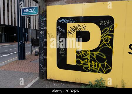 Cartello giallo del parcheggio difronzionato il 28 luglio 2020 a Birmingham, Regno Unito. Questa e' l'entrata posteriore di un importante parcheggio NCP del centro citta'. Foto Stock