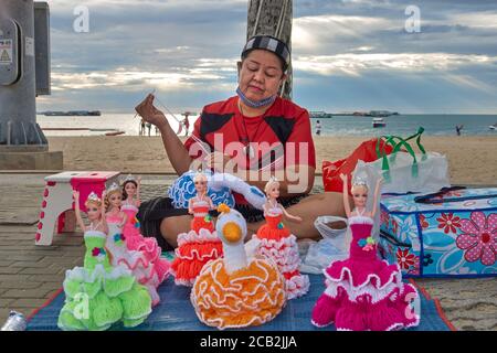 Bambole di lana da maglieria donna in vendita come souvenir turistico. Pattaya Thailandia, S. E. Asia Foto Stock