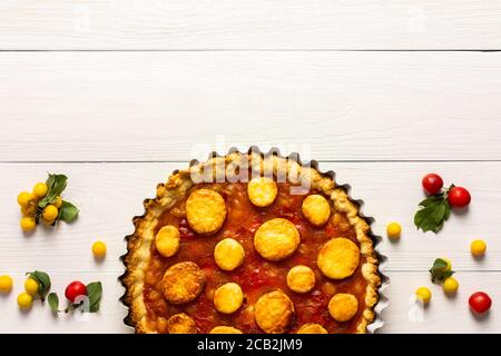 Torta aperta di pasta frolla con prugna di ciliegia, clafoutis di prugna mirobalana su sfondo bianco Foto Stock