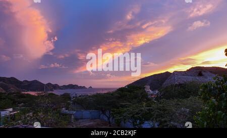 Il villaggio turistico di Taganga vicino a Santa Marta in bella luce tramonto 2020. Foto Stock