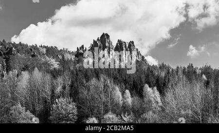 Monumentale cresta di arenaria di Suche Skaly, alias Dry Rocks, vicino a Mala Skala nel paradiso bohemien, Repubblica Ceca. Immagine in bianco e nero. Foto Stock