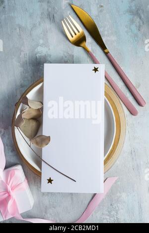 Scheda del menu della brochure su un piatto. Foto Stock