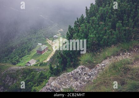 Stazione meteo e foresta di abeti vista dal picco di Toaca Nel Massiccio di Ceahlău nei Monti Carpazi in Romania Foto Stock
