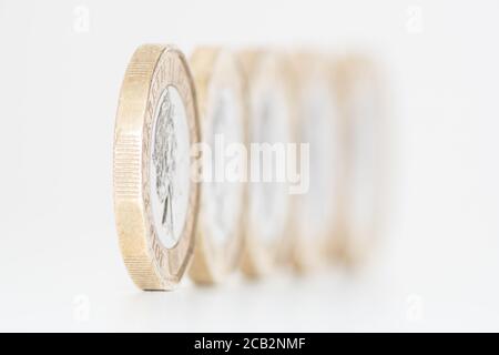 £1 monete della sterlina fiancheggiata in fila. 2016 riprogettazione della moneta da 1 libbra con bordo esterno a 12 lati o dodecagon. REGNO UNITO, REGNO UNITO, GB, G.B. Foto Stock