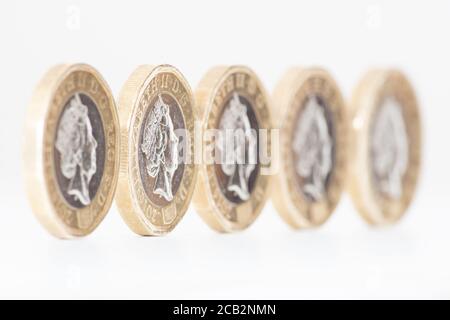 £1 monete della sterlina fiancheggiata in fila. 2016 riprogettazione della moneta da 1 libbra con bordo esterno a 12 lati o dodecagon. REGNO UNITO, REGNO UNITO, GB, G.B. Foto Stock