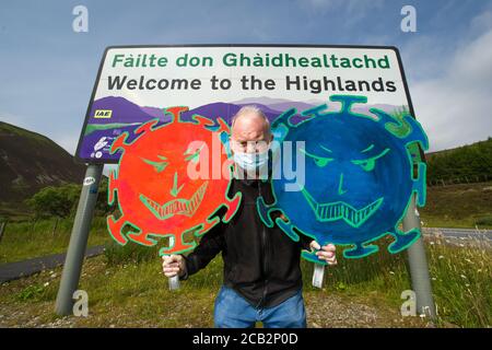 Confine con la regione delle Highland, passo di Drumochter, Scozia, Regno Unito. 10 agosto 2020 nella foto: Sean Clerkin of Action for Scotland sta protestando oggi al confine con la regione delle Highland, chiedendo al primo ministro, Nicola Sturgeon, di impedire alle persone provenienti dall'Inghilterra di recarsi nelle Highlands e nelle isole per impedire che la diffusione della COVID-19 avvenga in questa parte della Scozia attraverso viaggi non essenziali. Sean ha detto: Solo la gente locale che vive nelle isole dovrebbe essere autorizzata a viaggiare per le isole traghetto. Le autorità britanniche hanno messo in quarantena i turisti britannici che tornavano dalla Spagna quando la Spagna aveva 27 CO Foto Stock