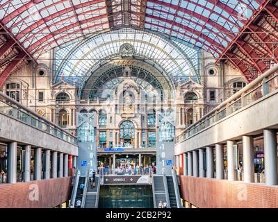 Anversa, Belgio. Circa agosto 2020. Panorama della stazione ferroviaria principale. Foto Stock