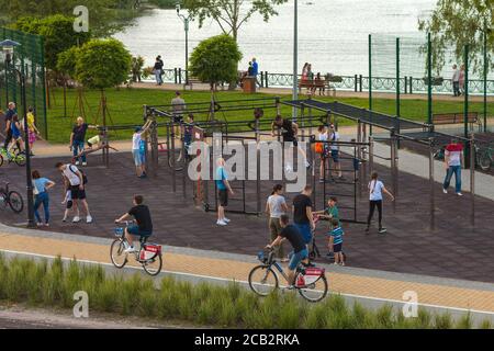 Kiev, Ucraina - 7 giugno 2020: Parco Natalka su Obolon a Kiev. In una calda serata estiva, la gente cammina e gioca sport nella piazza dello sport. Foto Stock