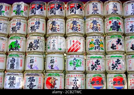 Barili di sake (nihonshu) donati al Tempio di Meiji a Tokyo Foto Stock