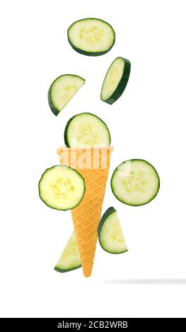 coni gelato con ingredienti che cadono in movimento Foto Stock