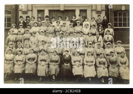 Cartolina originale del WW1 di donne operatrici della guerra ospedaliera, giovani donne, indossando uniformi e cappellini di mob, un matron siede in prima fila, possibilmente ordinanze ospedaliere Regno Unito circa 1916 Foto Stock