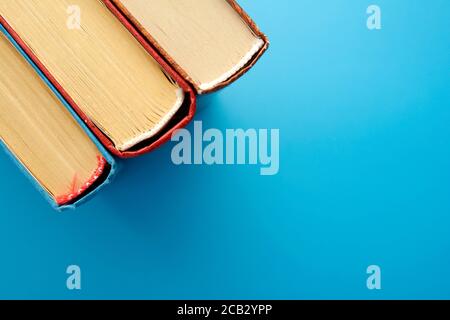 Vecchio e usato hardback libri o libri di testo visto da sopra. Foto Stock