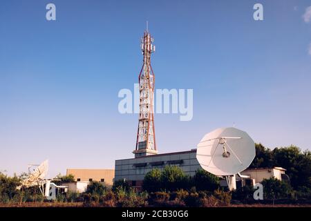 Valencia, Spagna - 8 agosto 2020: Stazione di trasmissione dati, con antenna per telecomunicazioni e due grandi antenne paraboliche radio. Foto Stock