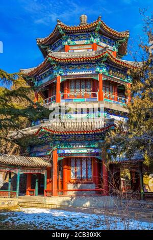 Pechino, Cina - Gen 13 2020: Cortile Guishouwuji presso il Palazzo d'Estate, è circondato dal corridoio che ha collegato al Padiglione Orioles Foto Stock