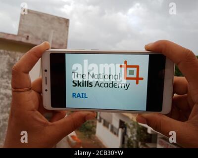 DISTRETTO KATNI, INDIA - 23 MAGGIO 2020: Donna in possesso di smartphone con il programma nazionale di competenze accademiche sullo schermo. Stella del partito al governo indiano Foto Stock