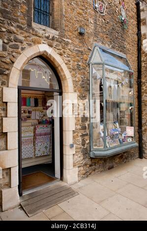 Ely Cathedral Shop nella Old Choir House, High Street, nella città cattedrale di Ely, Cambridgeshire, Inghilterra. Foto Stock