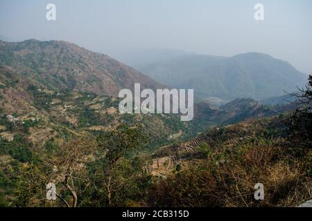 Strada curvilinea sulle montagne di Bhimtal Nainital Uttarakhand Foto Stock