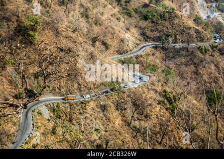 Strada curvilinea sulle montagne di Bhimtal Nainital Uttarakhand Foto Stock