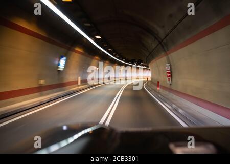 Tunnel sul lago di garda, auto che percorse il tunnel Foto Stock