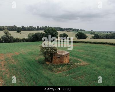 Postazione di guardia della seconda guerra mondiale a Derbyshire Field Foto Stock
