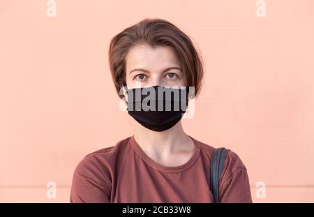 Ritratto di una donna in una maschera medica. Foto Stock