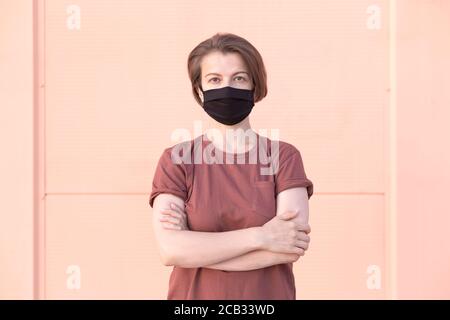 Ritratto di una donna in una maschera medica. Foto Stock