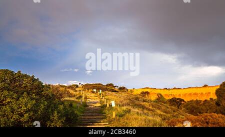 Sentiero in legno di Hallett Cove al tramonto, Australia del Sud Foto Stock