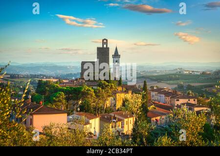 Vinci, luogo di nascita di Leonardo, skyline del villaggio al tramonto. Firenze, Toscana Italia Europa. Foto Stock