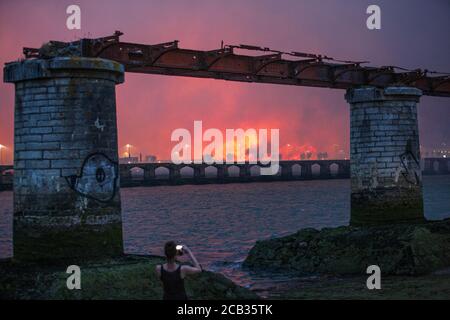 Arson foresta di Chiberta il 2020 luglio 30. L'arson ha devastato 165 ettari di foresta e bruciato 11 case nel cuore di Anglet. Wildfire. Blaze. Foto Stock