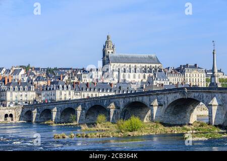 Francia, Loir et Cher, Valle della Loira Patrimonio Mondiale dell'UNESCO, Blois, Pont Jacques Gabriel, ponte sul fiume Loira e cattedrale di Saint Louis Foto Stock